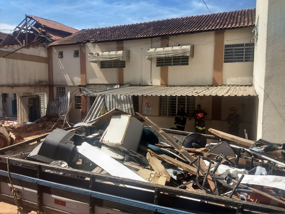 Bombeiros fazem a limpeza dos escombros na escola em Agudos (Foto: Julia Martins / G1 )
