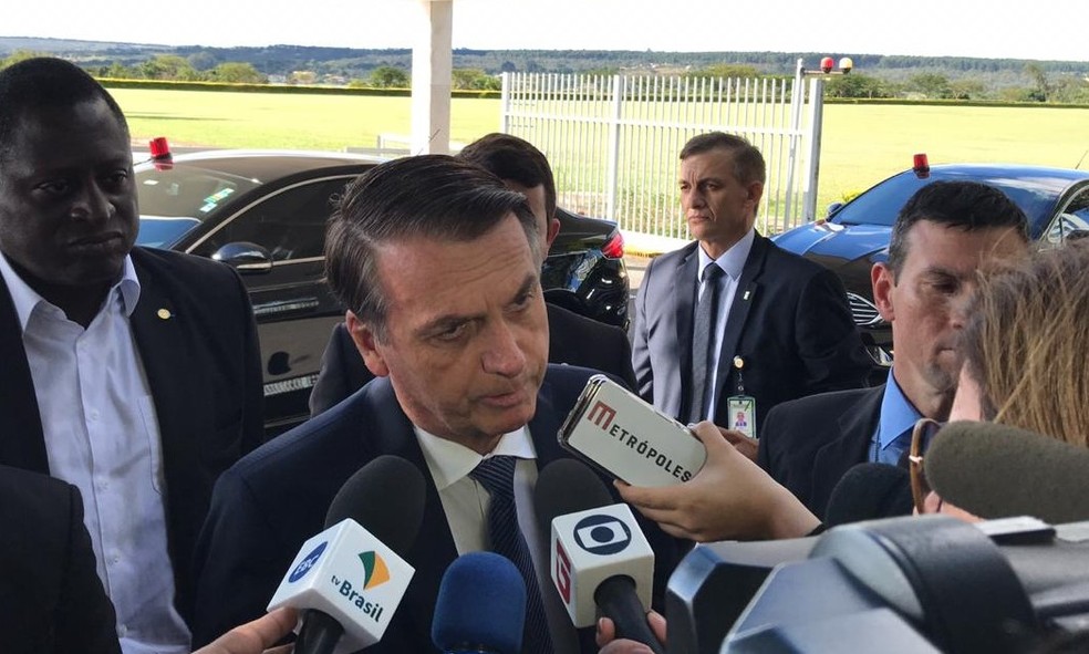 O presidente Jair Bolsonaro, neste sÃ¡bado (15), ao conceder entrevista na portaria do PalÃ¡cio da Alvorada, residÃªncia oficial â Foto: LaÃ­s Lis/G1