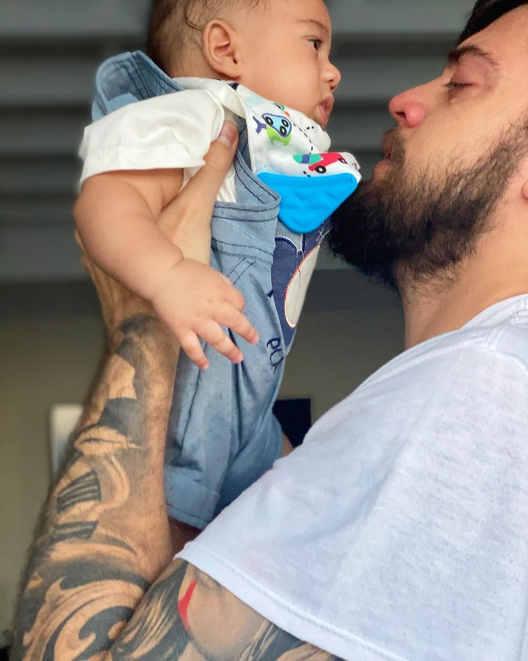 Rodrigo Godoy com o sobrinho, Theo (Foto: Reprodução/Instagram)