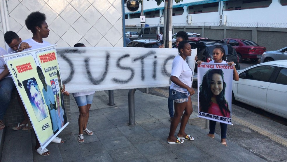 Familiares de Andreza Victória foram até a porta da delegacia exigir justiça após a prisão de Adriel (Foto: Alan Tiago Alves/G1)