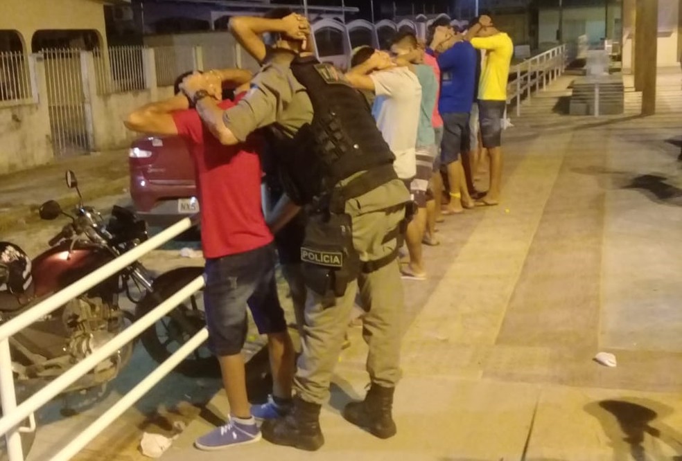 Após ser hostilizada em festa, PM-AC montou barreira próximo a aeródromo em Tarauacá — Foto: Arquivo/PM-AC