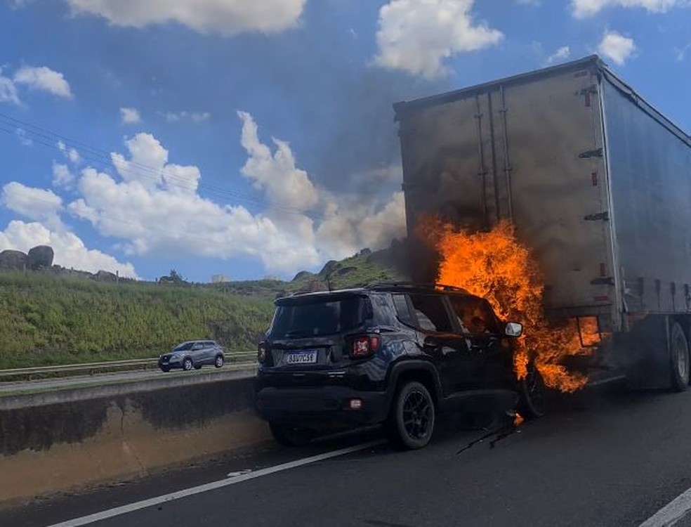 Acidente entre carro e caminhão interdita parcialmente a rodovia Raposo Tavares — Foto: Arquivo Pessoal/Marcio Ramos Perrigil