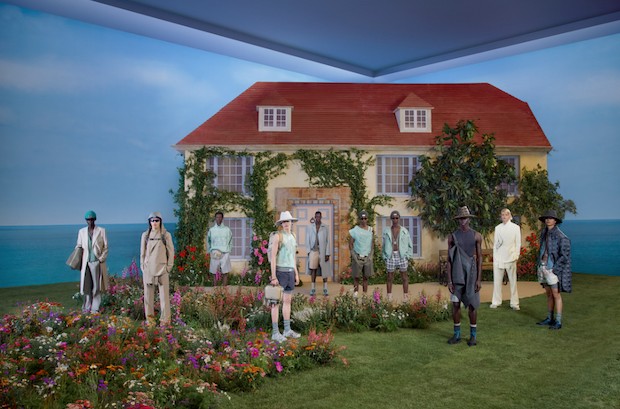 Cenografia com jardim 19 mil flores marcaram o desfile de moda masculina primavera/verão 2023 da Dior (Foto: Brett Lloyd / Reprodução)