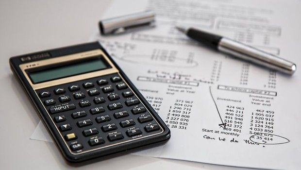 calculadora, planejamento financeiro, caneta, financiamento, tabela, finanças (Foto: Pexels)