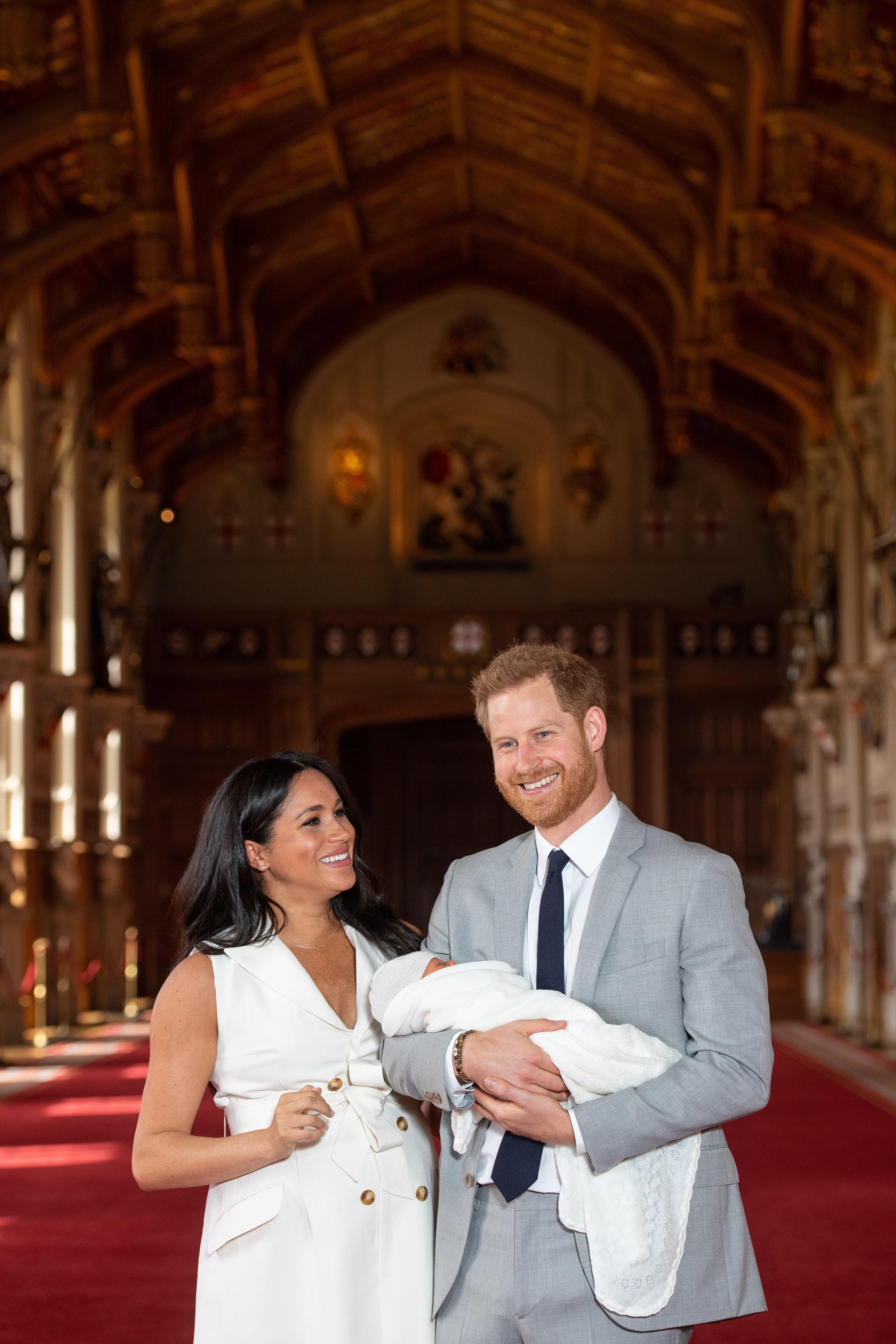 O Príncipe Harry e a atriz Meghan Markle na apresentação do filho Archie ao mundo, no Palácio de Windsor, em maio de 2019 (Foto: Getty Images)