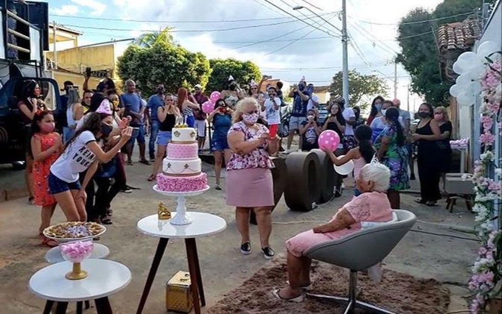 Familiares fizeram festa improvisada de 100 anos para Dona Maria Dias — Foto: Paula Alves/Inter TV Grande Minas