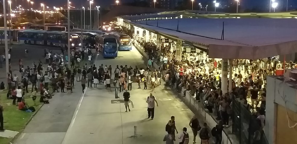 Ã”nibus nÃ£o conseguem sair do terminal de BRT da Alvorada.  â€” Foto: ReproduÃ§Ã£o/Redes Sociais