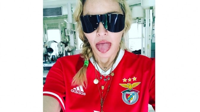 Madonna posa com a camisa do Benfica (Foto: reprodução/instagram)