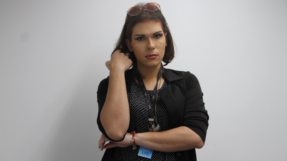 Elena Valéria deseja fazer algumas cirurgias para adquirir maior 'passabilidade trans' — Foto: Dani Fechine/G1