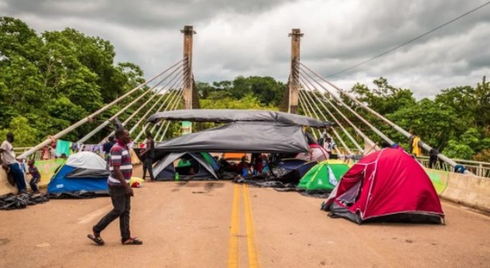 Alguns imigrantes seguem acampados em ponte em Assis Brasil, Acre — Foto: Raylanderson Frota/Arquivo pessoal