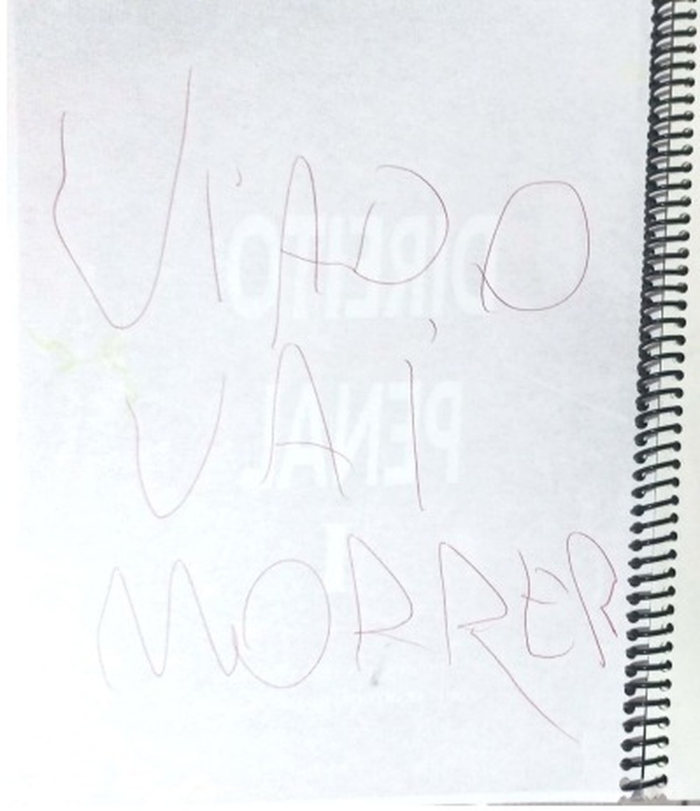Apostila de estudante de direito foi entregue com ameaças escritas.  — Foto: Cedida