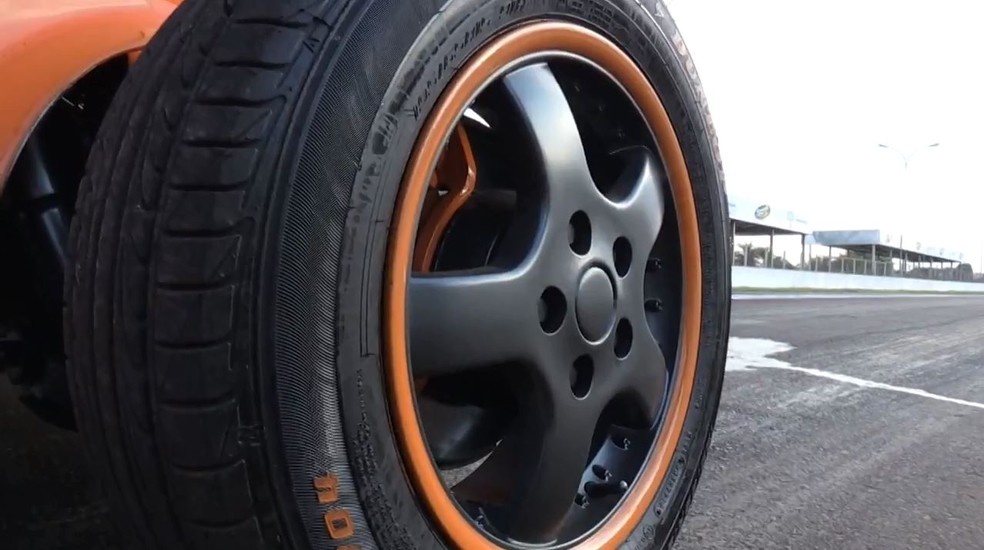 Segundo os competidores, a transformação de um trator para arrancada custa cerca de R$ 100 mil no total, contando com o valor do veículo — Foto: Reprodução/RPC