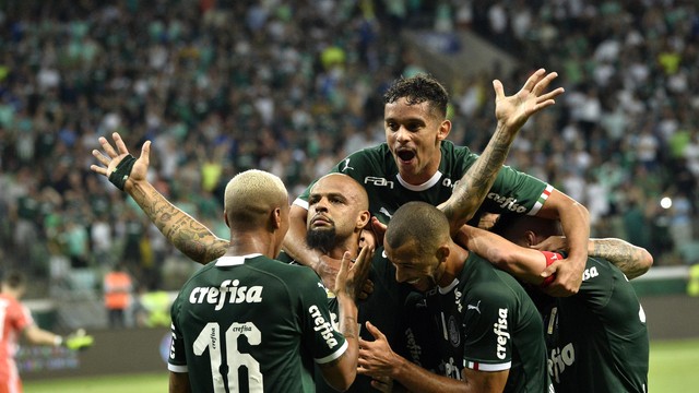 Jogadores comemora o gol de Felipe Melo