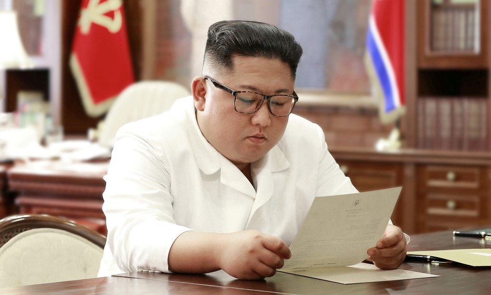 Kim Jong-un lÃª carta enviada pelo presidente dos EUA Donald Trump â€” Foto: KCNA via Reuters