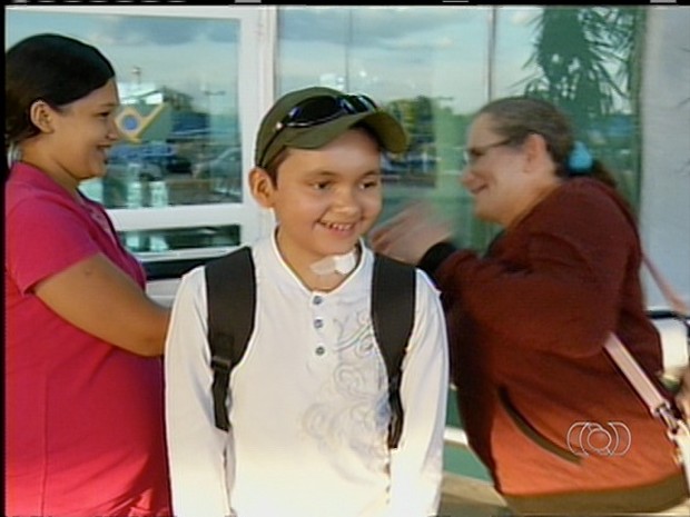 Divino reencontra a família no aeroporto de Palmas (Foto: Reprodução/TV Anhanguera)