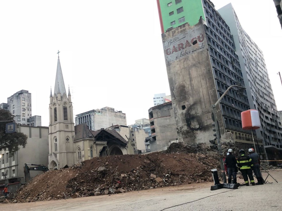 Bombeiros trabalham nas buscas e retiradas dos escombros do prÃ©dio que desabou no Largo do Paissandu (Foto: Kleber Tomaz/G1)