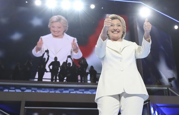 Hillary Clinton se torna a primeira mulher a concorrer à presidência dos EUA em um grande partido ao aceitar a nomeação do partido democrata (Foto: Andrew Gombert/EFE)
