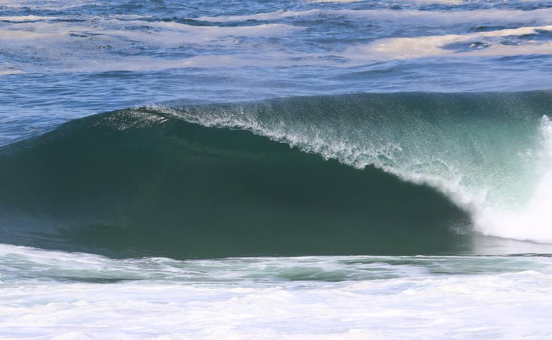  Com o swell, ondas atraíram surfistas para praia de Itacoatiara. Mesmo sendo considerada pequena em relação a outros lugares do mundo, a praia niteroiense desponta nos últimos anos como um point das big waves — Foto: Divulgação