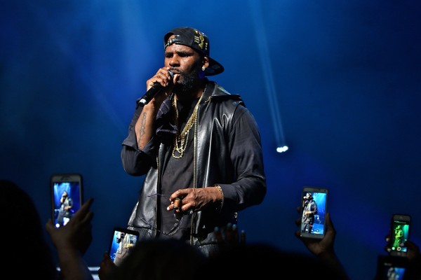 O rapper R. Kelly em show em 2015 (Foto: Getty Images)