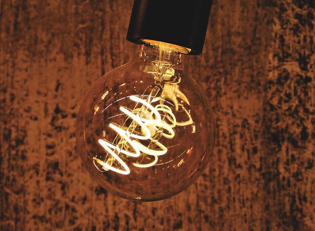 É preciso tomar muito cuidado ao colocar óleos essenciais em lâmpadas antigas, em formato redondo, e nas mais modernas, de LED, pois o artefato está em contato com a rede elétrica e pode causar danos ao produto e ao ser humano (Foto: Pixabay / Ralphs_Fotos / Creative Commons)
