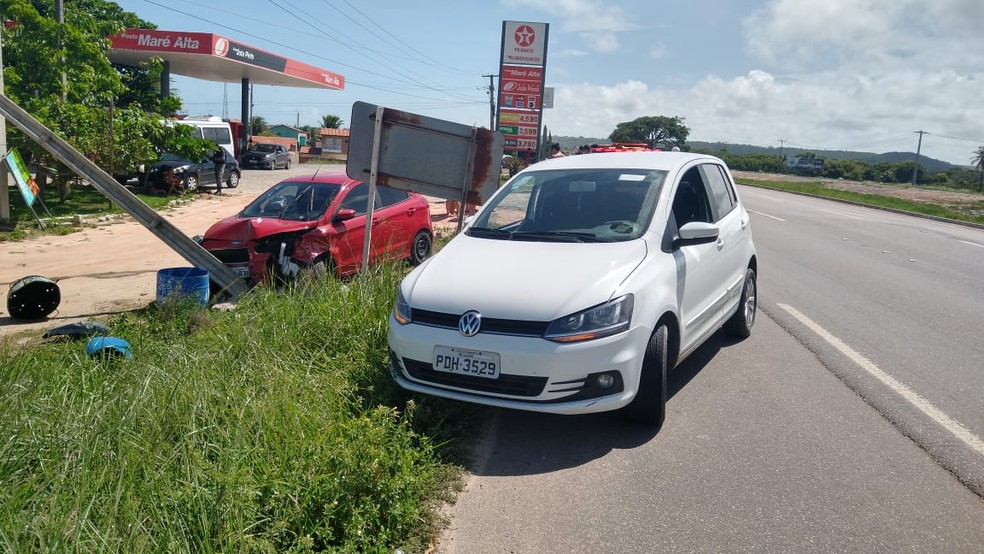 Veículo Fox bateu em um Ka, que saiu da pista na AL-101 Sul, em Alagoas — Foto: Divulgação/BPRv