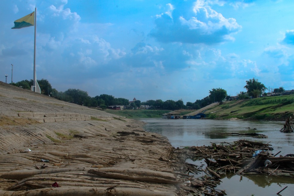 Com a seca, lixo e entulhos que ficam dentro do rio é exposta durante a estiagem — Foto: Hugo Costa/Arquivo pessoal 