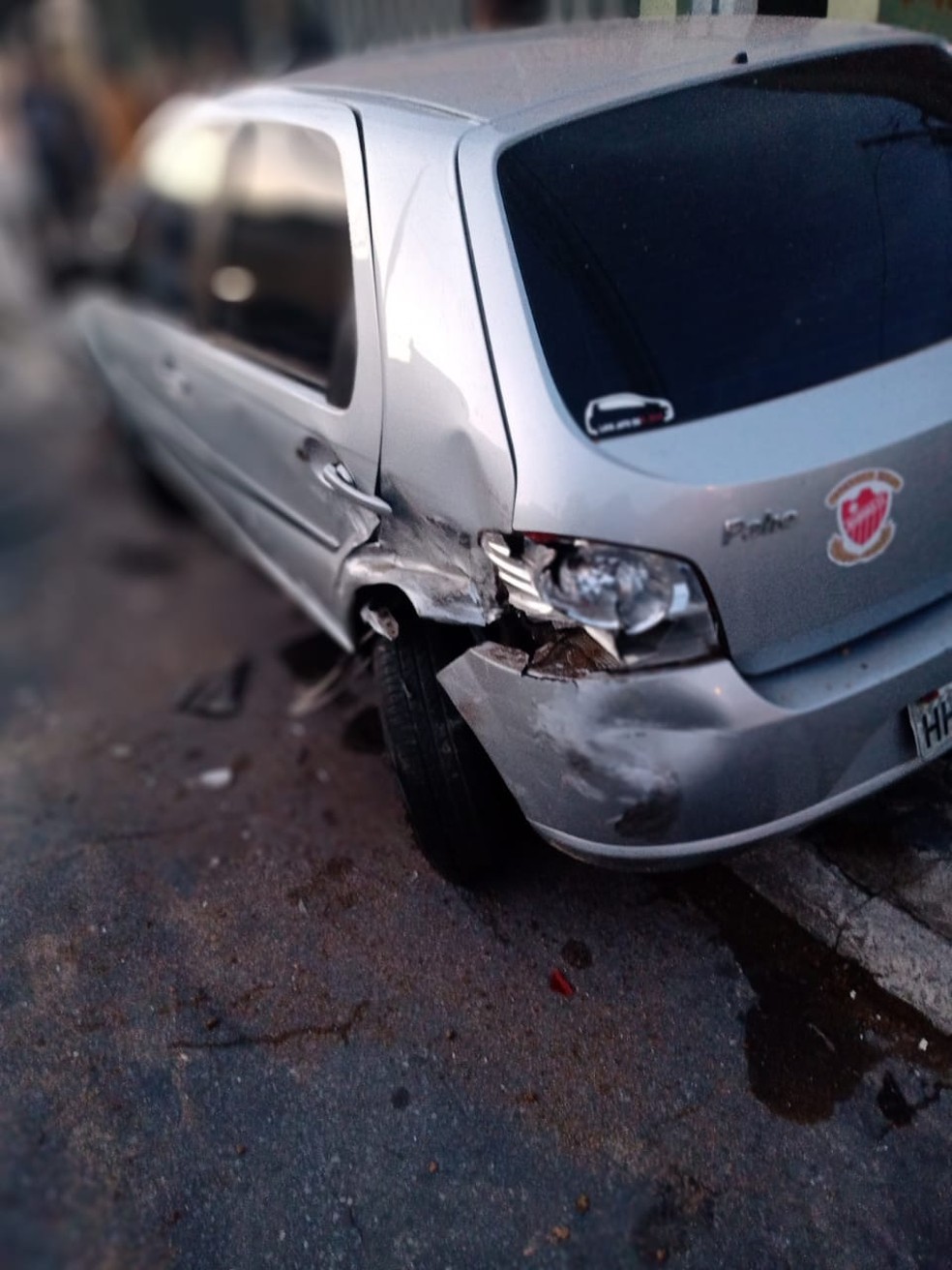 Carro que estava estacionado ficou danificado. — Foto: Redes Sociais/Reprodução