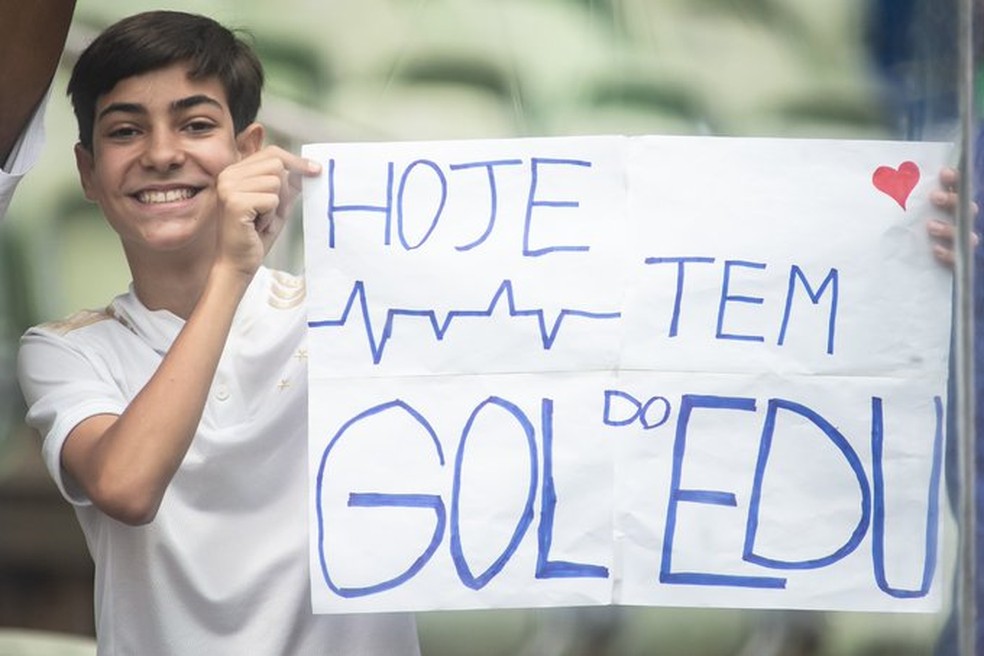 Torcedor do Cruzeiro com cartaz: Hoje tem gol do Edu" — Foto: Staff Images