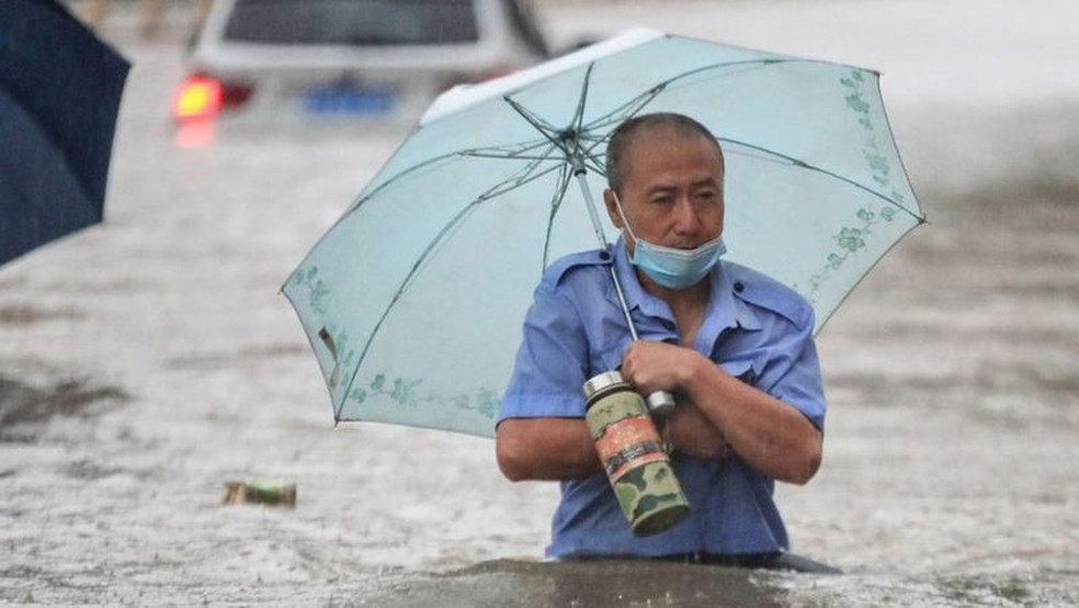 Chuvas fortes devem continuar até quinta, segundo serviço meteorológico chinês — Foto: Getty via BBC