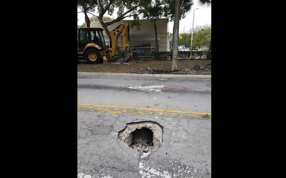 Túnel escavado perto de banco na Flórida — Foto: AFP PHOTO / FBI MIAMI