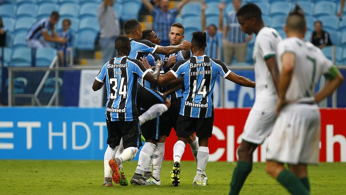 Luan volta em grande estilo e marca 4º gol de falta pelo Grêmio; relembre