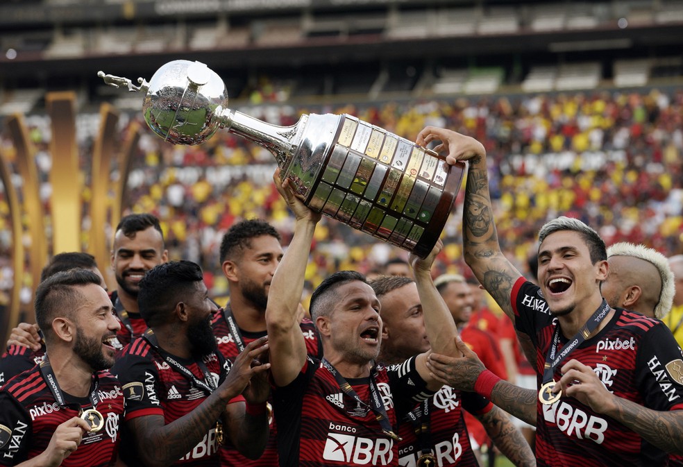 Jogadores do Flamengo levantam a taça da Libertadores — Foto: Santiago Arcos/Reuters