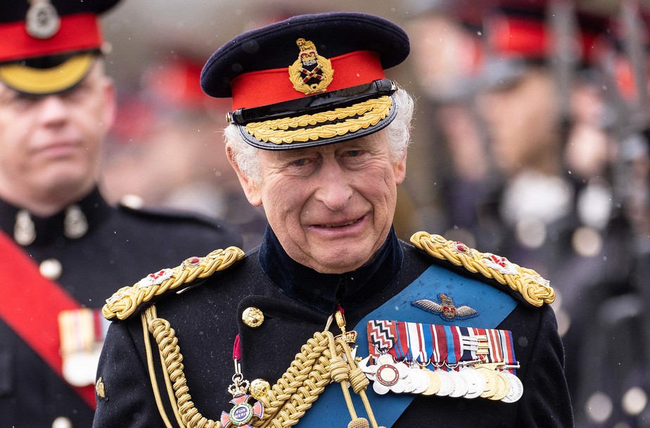 Rei Charles III em trajes militares na formatura da Royal Military Academy, em Sandhurst.