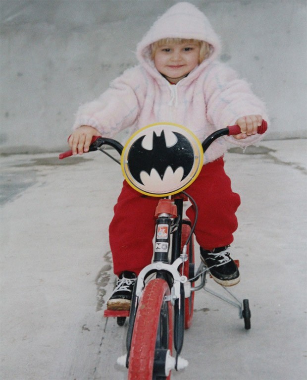 Bia aos 3 anos andando de bicicleta (Foto: Reprodução)