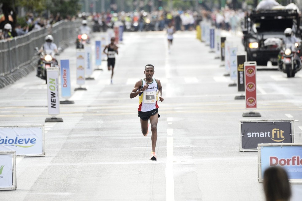 Belay Bezabh arrancou no fim para sagrar-se bicampeão da São Silvestre — Foto: Marcos Ribolli