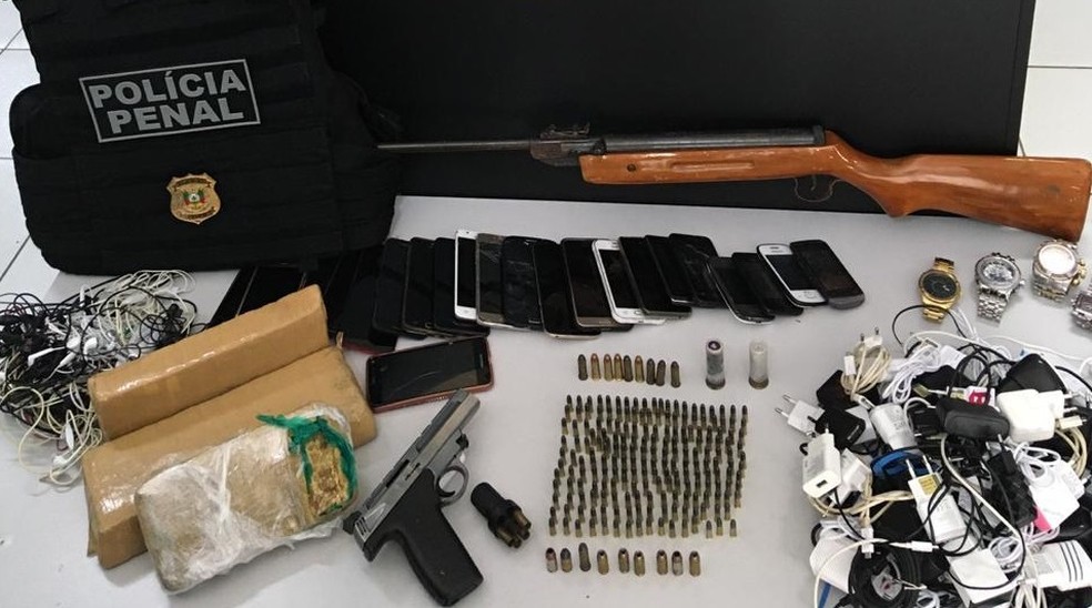 Armas, drogas, carregadores e celulares foram apreendidos em Rio Grande — Foto: Polícia Civil/Divulgação