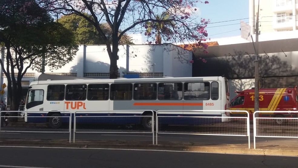 Ônibus onde o crime ocorreu, na Avenida Armando de Salles Oliveira, em Piracicaba — Foto: Claudia Assencio/ g1