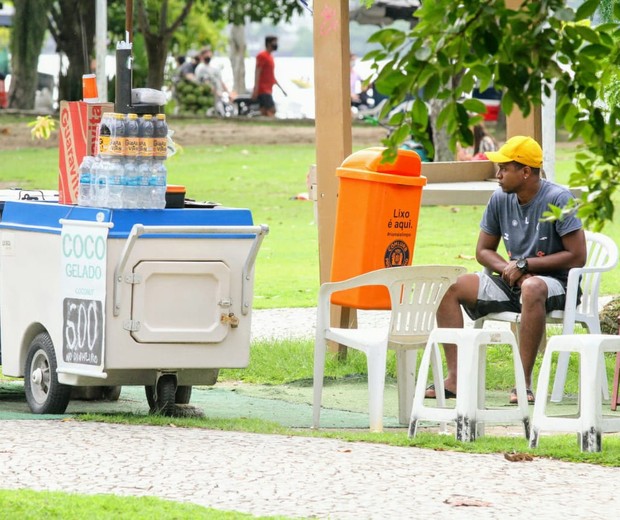 Ex-BBB Luan Patrício vende água de coco no Rio (Foto: Daniel Delmiro/AgNews)