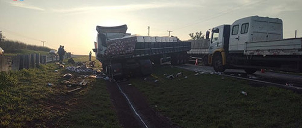 Colisão entre caminhões na madrugada desta quarta-feira (6) — Foto: Assis City /Divulgação