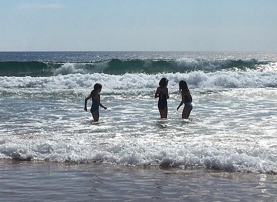 As filhas de Nicole Kidman brincando em uma praia na companhia de uma amiga (Foto: Instagram)