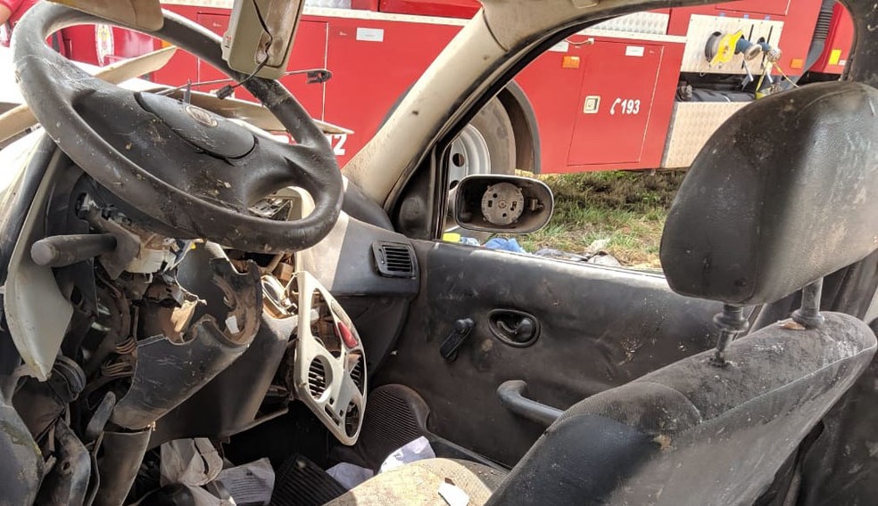 Ainda de acordo com a polícia, o homem que provocou o acidente fugiu do local. Já a vítima morreu preso as ferragens antes de receber atendimento do Samu. — Foto: Blog do Braga