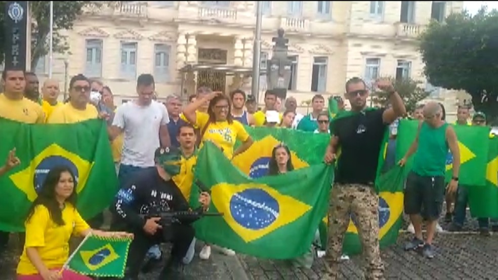 Grupo de bolsonaristas protesta na frente do Quartel da Mouraria, em Salvador — Foto: Reprodução/Redes Sociais