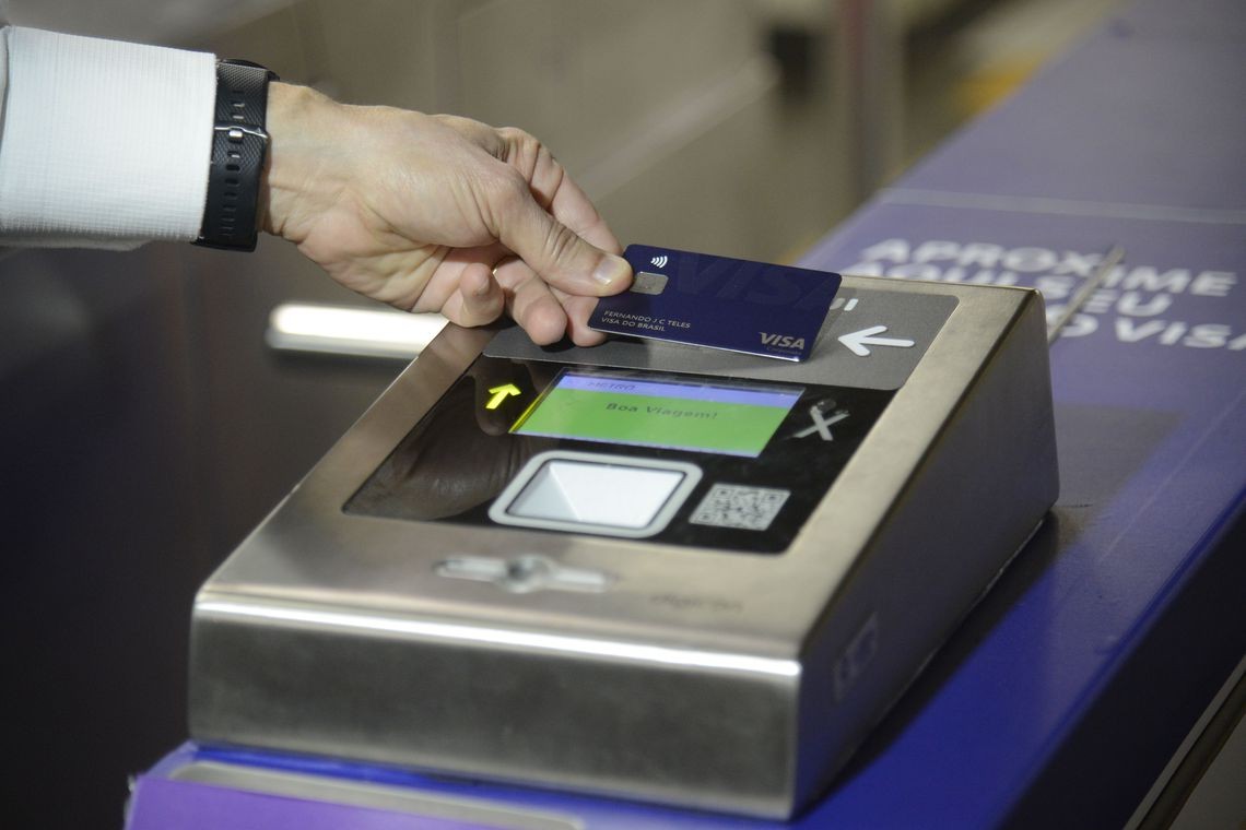 Metrô no Rio de Janeiro passa a aceitar pagamento por aproximação, nas catracas, feito por cartão de crédito, aparelho de celular, pulseira ou relógio com a tecnologia NFC  (Foto: Fernando Frazão/Agência Brasil)
