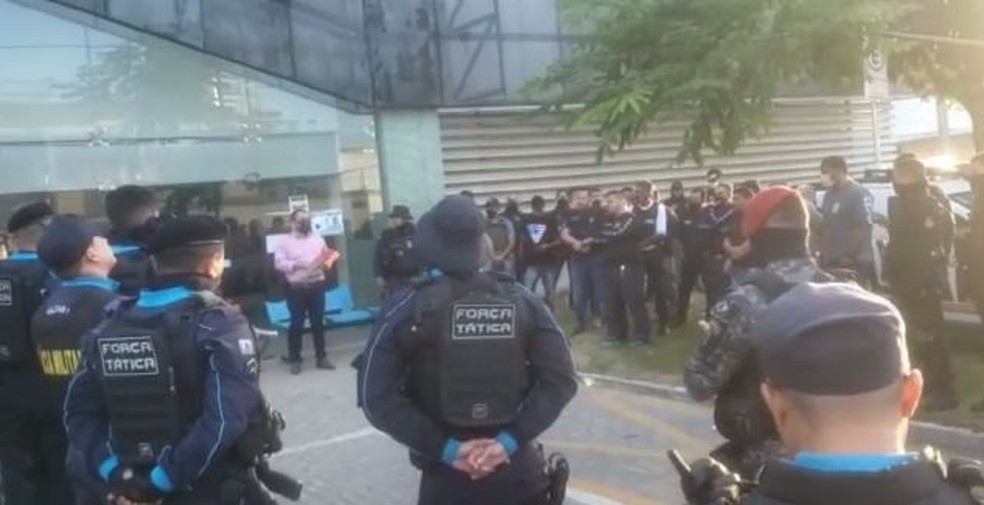  Cerca de 70 policiais civis e militares participam da ofensiva para cumprir mandados de prisão relacionados aos crimes de homicídio, tráfico de drogas, roubo e violência doméstica em Sobral. — Foto: SSPDS