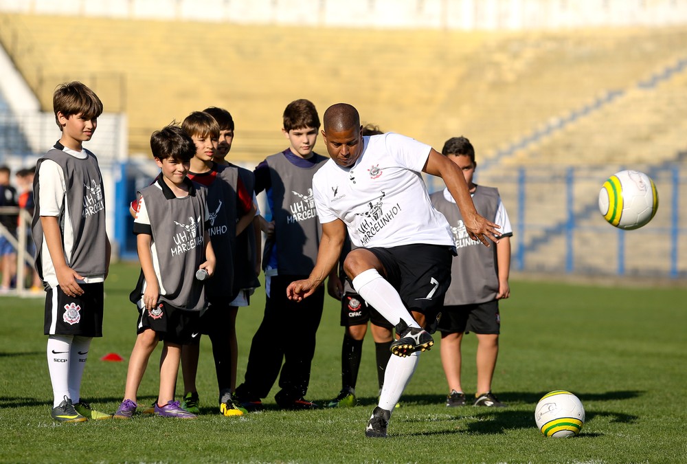 Marcelinho ensina jovens a cobrar faltas e aposta em vitória do Corinthians contra Fla