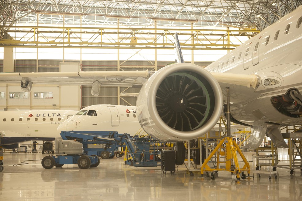 Embraer’s production line in São José dos Campos — Foto: Carol Carquejeiro/Valor