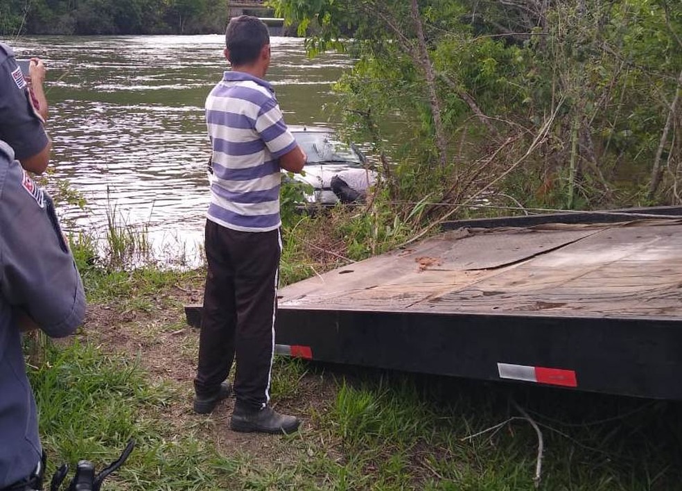 Corpo encontrado em porta-malas em Piracaia — Foto: Divulgação