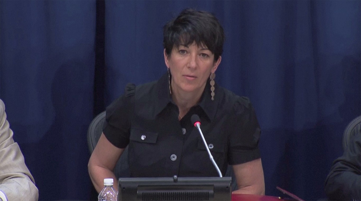 Ghislaine Maxwell, parceira de Jeffrey Epstein, reclama de comida na cadeia e de rato na prisão