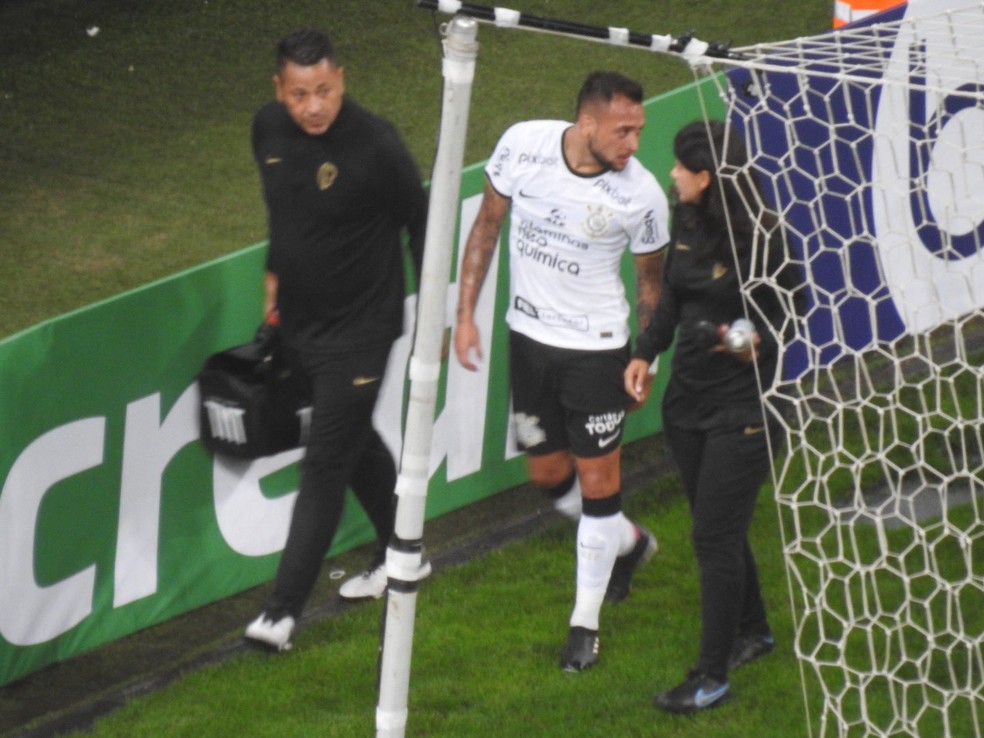 Maycon sente dores na coxa, pede substituição e pode desfalcar Corinthians em clássico