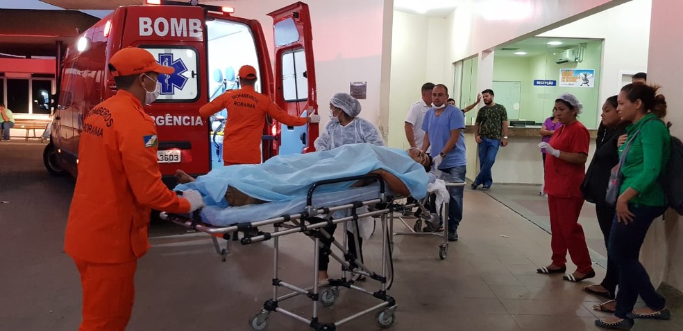 Vítimas chegam ao Hospital Geral de Roraima — Foto: Valéria Oliveira/G1
